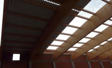 Rozpoczął się montaż pokrycia dachu na hali sportowej w Szkole Podstawowej nr 4 w Oleśnicy